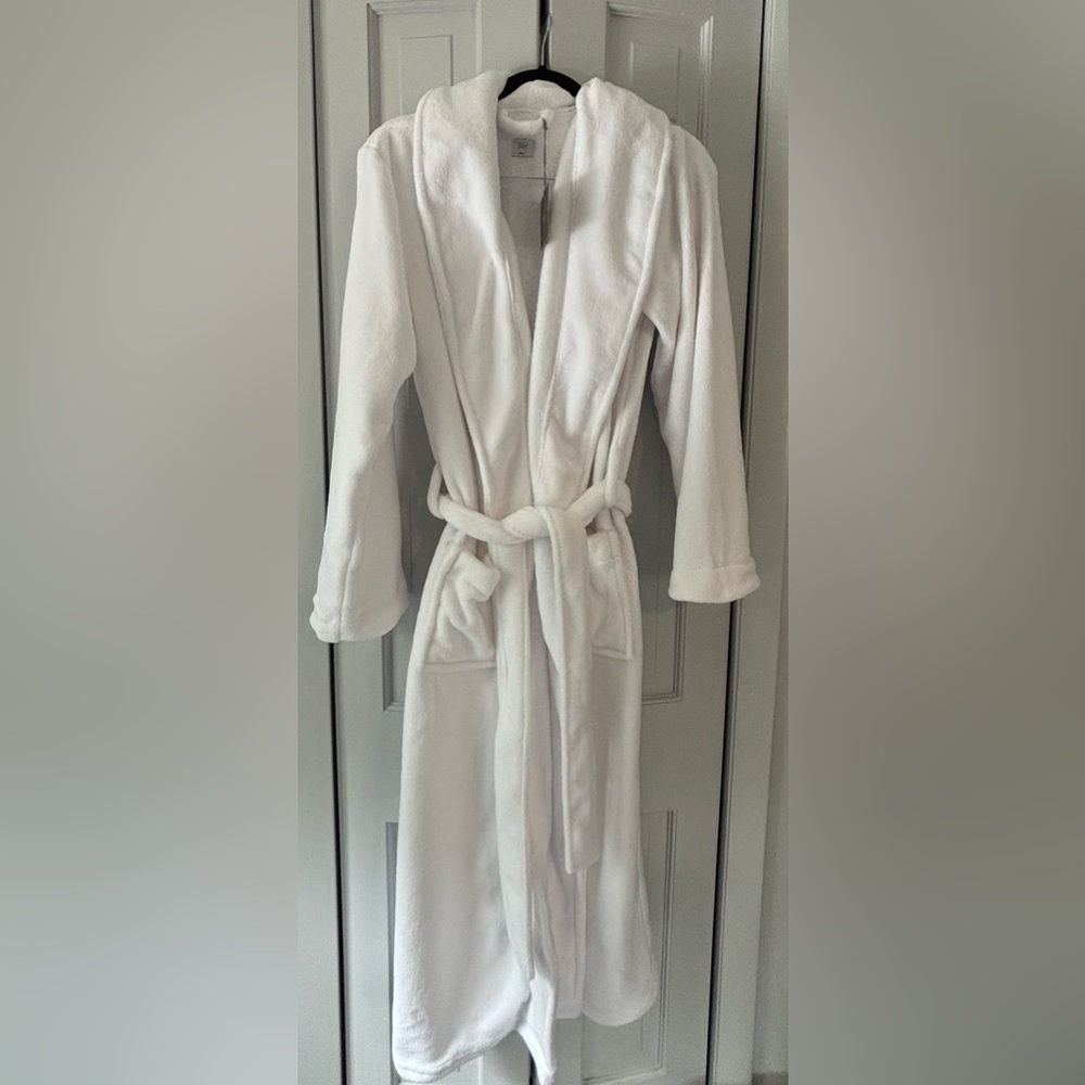 RH brand new w/tags luxury plush long bath robe white size small with headband.